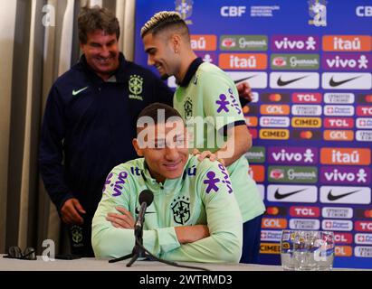 Il brasiliano Richarlison (a sinistra) e Andreas Pereira durante una conferenza stampa a Sopwell House, St Albans. Data foto: Martedì 19 marzo 2024. Foto Stock