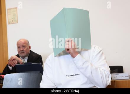 Augusta, Germania. 19 marzo 2024. L'imputato principale (r) siede nel molo in un'aula di tribunale. Sta affrontando le accuse di causare l'esplosione di un ordigno esplosivo e causare gravi danni fisici. L'11 novembre 2023, si dice che l'uomo abbia fatto esplodere un firecracker che non è permesso in Germania durante la partita di Bundesliga tra FC Augsburg e TSG 1899 Hoffenheim nel blocco visitatori. Crediti: Karl-Josef Hildenbrand/dpa/Alamy Live News Foto Stock