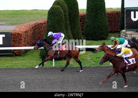 Foto del file datata 22-01-2024 di Flag Carrier (a sinistra), che può fare un inizio vincente per il suo nuovo allenatore Brian Toomey nel Boost Your Acca al BetMGM handicap di Southwell. Data di pubblicazione: Martedì 19 marzo 2024. Foto Stock