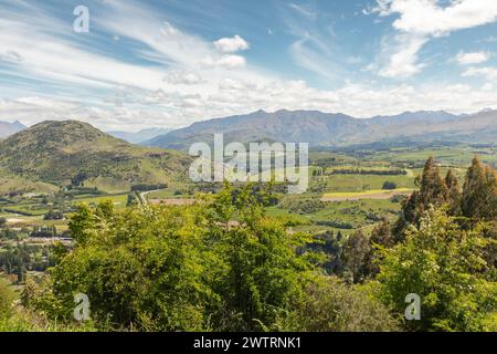 Vista dalla catena montuosa Crown che si affaccia sul bacino di Wakatipu, una pianura circondata dalle montagne nel Distretto dei Laghi di Queenstown nella nuova Zelanda meridionale. Foto Stock