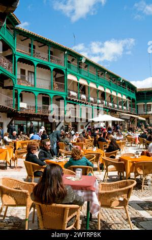 La gente seduta su terrazze presso la piazza principale. A Chinchon, provincia di Madrid, Spagna. Foto Stock