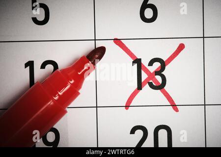 il tredicesimo giorno del calendario è contrassegnato da un contrassegno rosso Foto Stock