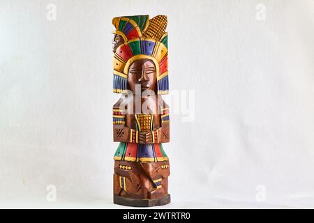 Dipinto vintage intagliato a mano Inuit Eskimo Native American Indian Totem Foto Stock