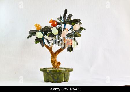 albero di pietra fatto di minerali colorati in una vasca di serpintina Foto Stock