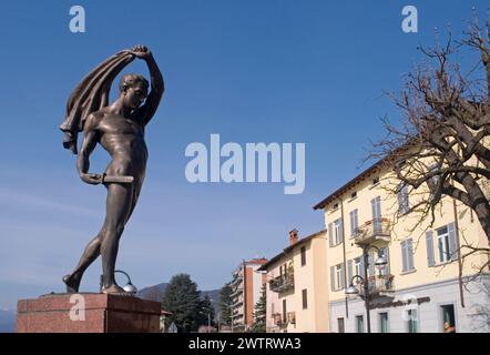 Statua commemorativa di guerra (monumento ai caduti) a Porto Ceresio, paese sul Lago di Lugano - provincia di Varese - Lombardia - Italia Foto Stock