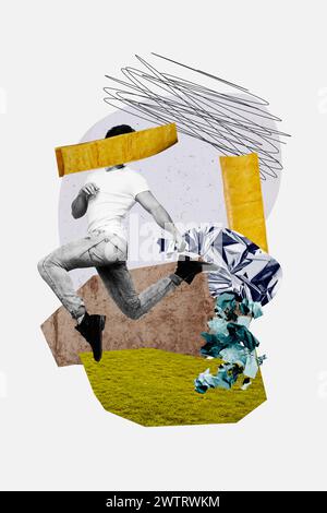 Immagine di collage verticale di un anonimo divertente che scappa via con un sacchetto di microplastica per riutilizzare isolato su sfondo grigio Foto Stock
