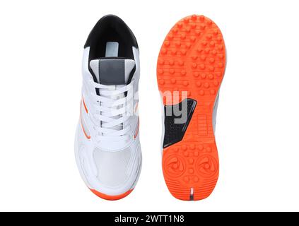Scarpe da cricket professionali bianche, nere e arancioni isolate su sfondo bianco Foto Stock