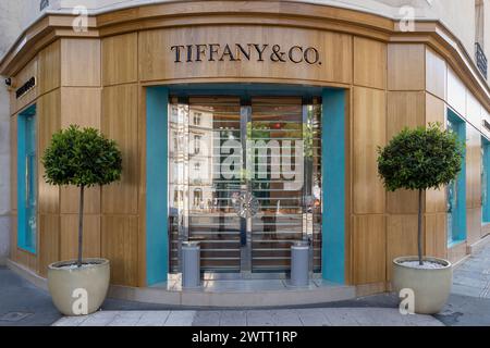 Tiffany & Co. Nuova boutique di punta, gestita da LVMH Moet Hennessy Louis Vuitton, su Avenue Montaigne, Parigi, Francia, Europa, Unione europea, UE Foto Stock