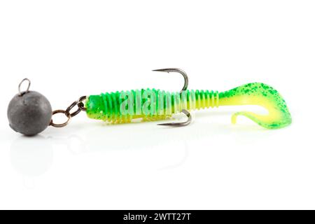 Esca da pesca dolce per pesci predatori, granturco di plastica verde, con doppio gancio e lavandino di piombo, isolata sullo sfondo Foto Stock