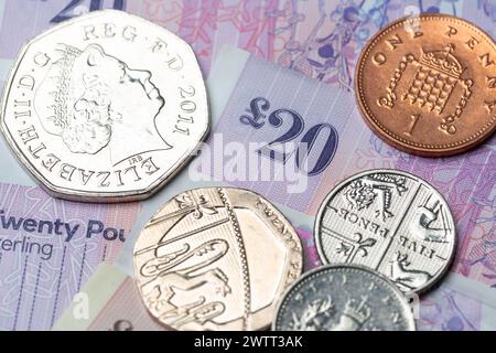 Una banconota da 20 sterline e monete inglesi Foto Stock