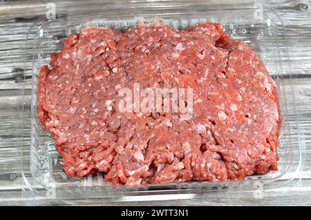 Carne macinata macinata o macinata, manzo tagliato finemente con un coltello, macinacaffè, tritatutto o macchina per tritare, utilizzato in molte ricette tra cui gli hamburger Foto Stock