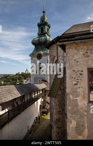 La Banska Stiavnica su una collina erbosa vicino al castello non è costruita con blocchi di cemento in Slovacchia Foto Stock