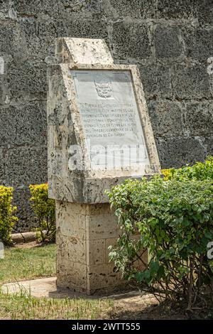 Cartagena, Colombia - 25 luglio 2023: Monumento sul decreto amministrativo del 1983 propone un testo su tavola in marmo verde parco lungo il vecchio muro di bastioni Foto Stock