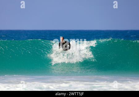 Surfista, Playa Piedra surf Beach, El Cotillo, Fuerteventura, Isole Canarie, Spagna. Foto Stock