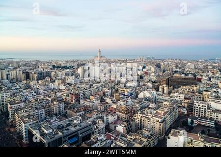 Paesaggio urbano al tramonto con la grande moschea di Casablanca in Marocco Foto Stock