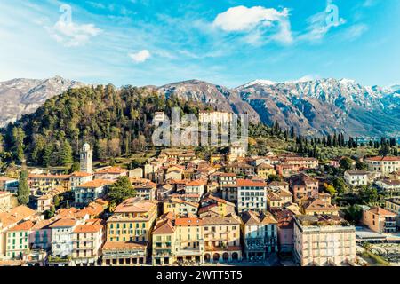 Vista aerea del villaggio di Bellagio sul lago di Como con cielo blu e le Alpi sullo sfondo, Bellagio, Como, Italia Foto Stock