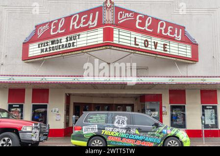 Facciata del cinema Cine El Rey con il suo tendone rosso al neon, aperto nel 1947, un punto di riferimento storico nazionale, McAllen, Texas, USA. Foto Stock