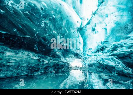 Grotta di ghiaccio nel ghiacciaio Vatnajokull nel sud dell'Islanda in inverno Foto Stock