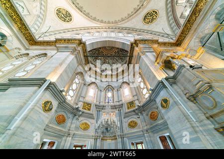 Interno della Moschea Nuruosmaniye a Fatih, Istanbul, Turchia Foto Stock