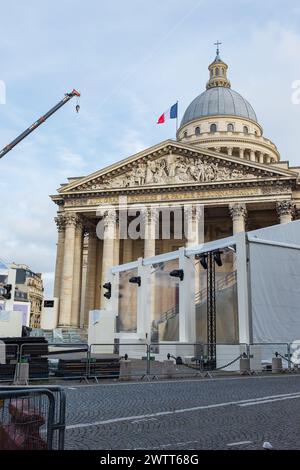 Parigi, Francia. 20 febbraio 2024. Una gru di fronte al Pantheon durante i preparativi della Panteonizzazione dell'eroe di guerra Missak Manouchian (verticale) Foto Stock