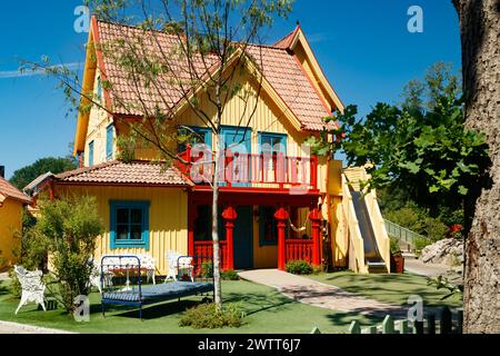 VIMMERBY, SVEZIA - 14 giugno 2023: Parco a tema Astrid Lindgren's World, Pippi Longstocking's House Villa Villekulla. Foto Stock