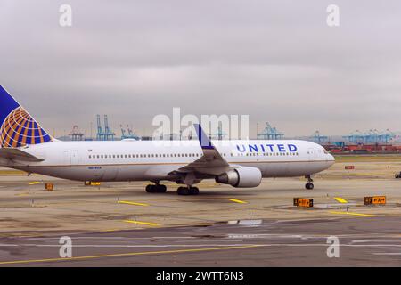 30 ottobre 2023 EWR Newark NJ US United Airlines aerei taxi dalla pista al terminal dopo l'atterraggio in aeroporto Foto Stock