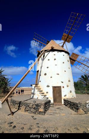 Mulino a vento El Roque vicino a El Cotillo, Fuerteventura, Isole Canarie, Spagna. Foto Stock