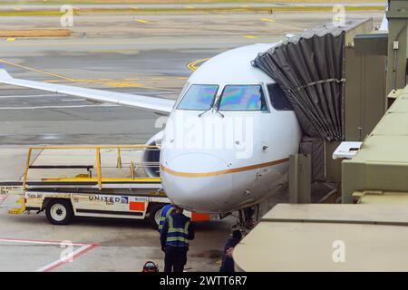 30 ottobre 2023 EWR Newark NJ US United Airlines Aircraft manutenzione in aeroporto, controllo delle condizioni dell'aeromobile prima del volo Foto Stock