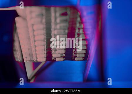 Involucro del tablet in fase di produzione su una macchina a nastro rotolante per la ricerca medica Foto Stock