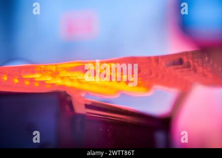 Involucro del tablet in fase di produzione su una macchina a nastro rotolante per la ricerca medica Foto Stock
