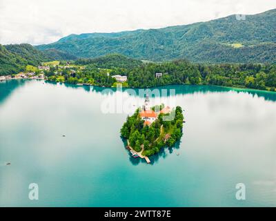Veduta aerea del lago di Bled con la chiesa dell'assunzione di Maria e il monstro, Bled, Slovenia Foto Stock