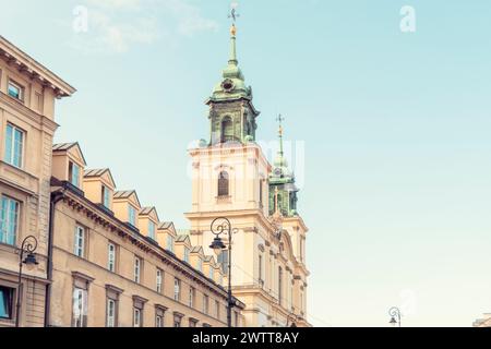 Ora d'oro su un'elegante strada europea Foto Stock
