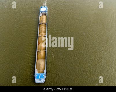 Vista aerea di una nave da carico che naviga attraverso un fiume Foto Stock