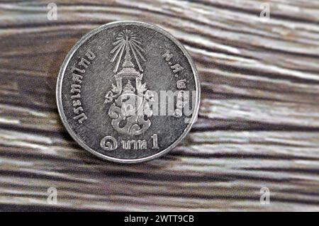 Il rovescio di 1 moneta thailandese da una baita presenta un monogramma coronato, 1 baht - Rama X 1° ritratto, 1 THB anni 2561-2566 (2018-2023), lati opposti Foto Stock