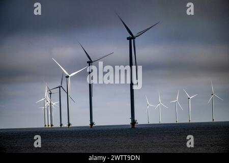 Turbine eoliche alte in mare aperto sotto un cielo lunare. Foto Stock