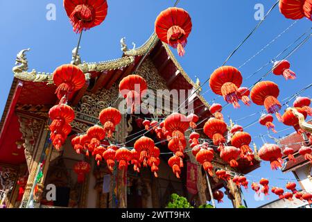 Lamphun, Thailandia - 18 novembre 2023: Wat Chai Mongkol. Tempio tailandese nella città di Lamphun vicino a Chiang mai decorato con lanterne rosse. Foto Stock