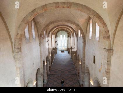 Eltville, Germania. 19 marzo 2024. Gli archi rotondi nella basilica collegiata del monastero di Eberbach sono ancora nello stato originale (foto scattata con un drone). All'interno del complesso monastico di oltre 800 anni, le temperature non fluttuano quasi mai durante tutto l'anno. Credito: Boris Roessler/dpa/Alamy Live News Foto Stock