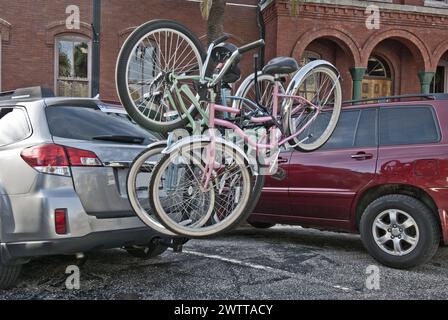 Biciclette su scaffale per auto a Fernandina Beach sull'isola Amelia in Florida Foto Stock