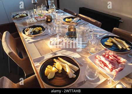 Ambiente accogliente per la cena con luce solare calda Foto Stock