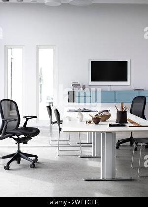 Spazio ufficio minimalista con un design pulito e moderno Foto Stock