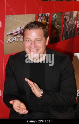 MONACO, Germania - 19. MARZO 2024: Max Eberl, membro del Consiglio di amministrazione dello Sport FC Bayern München partecipa all'inaugurazione della mostra speciale "All the Best, Sepp Maier!" Per celebrare il 80° compleanno di Sepp Maier al Museo FC Bayern il 19 marzo 2024 a Monaco, Germania. Sepp MAIER, ex calciatore professionista, portiere, festeggiato con gli amici e la famiglia e la direzione FcBayern il suo 80° compleanno (28 febbraio) mentre l'inaugurazione di una speciale e attraente Mostra il 19 marzo presso Allianz Arena. L'FC Bayern Muenchen ha creato una mostra di Sepp MAIER nel padiglione del museo presso l'Allianz Arena i Foto Stock