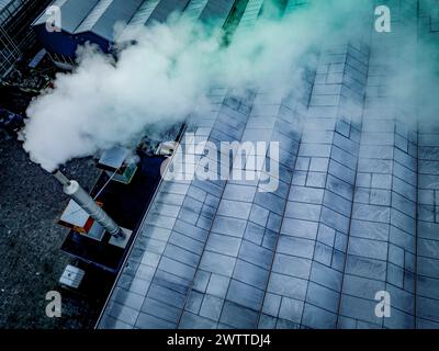 Vista aerea del vapore che si innalza dal tetto di un edificio in una giornata fredda Foto Stock
