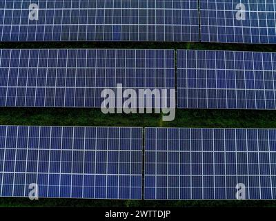 Vista aerea di una fattoria a energia solare con file di pannelli Foto Stock