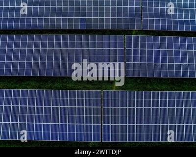 Vista aerea di una fattoria a energia solare con file di pannelli Foto Stock