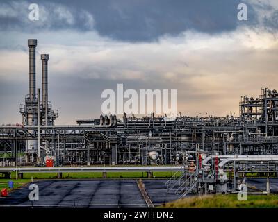 Complesso labirinto industriale sotto un cielo spietato Foto Stock