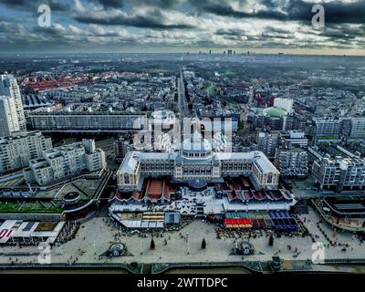 Vista aerea del vivace centro città al crepuscolo con le spettacolari nuvole Foto Stock