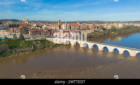 Vista aerea panoramica di Tordesillas con il fiume Duero con grande flusso durante l'inverno. Foto Stock