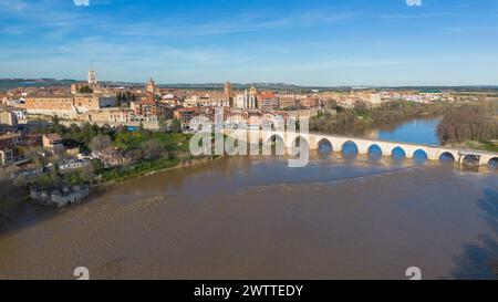 Il fiume Duero mentre passa attraverso Tordesillas alla fine dell'inverno Foto Stock