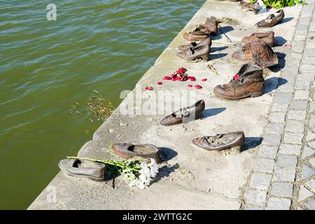 Le scarpe di ferro commemorano le vittime dell'Olocausto ebreo 2WW che simboleggiano il massacro di persone sparate sulla riva del Danubio Foto Stock