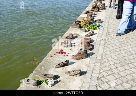 Le scarpe di ferro commemorano le vittime dell'Olocausto ebreo 2WW che simboleggiano il massacro di persone sparate sulla riva del Danubio Foto Stock